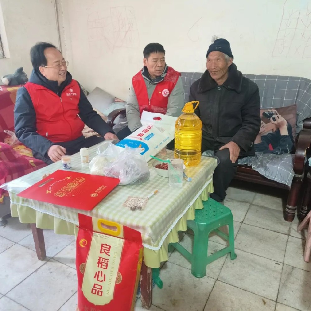 【精神文明建設(shè)】龍行龘龘迎新春，歲寒情深暖人心│鄭投產(chǎn)業(yè)園公司開展“我們的節(jié)日?春節(jié)”送溫暖活動
