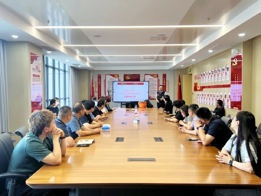 人人講安全 個個會應(yīng)急│鄭投產(chǎn)業(yè)園公司開展消防培訓(xùn)暨應(yīng)急逃生、滅火實(shí)操演練活動